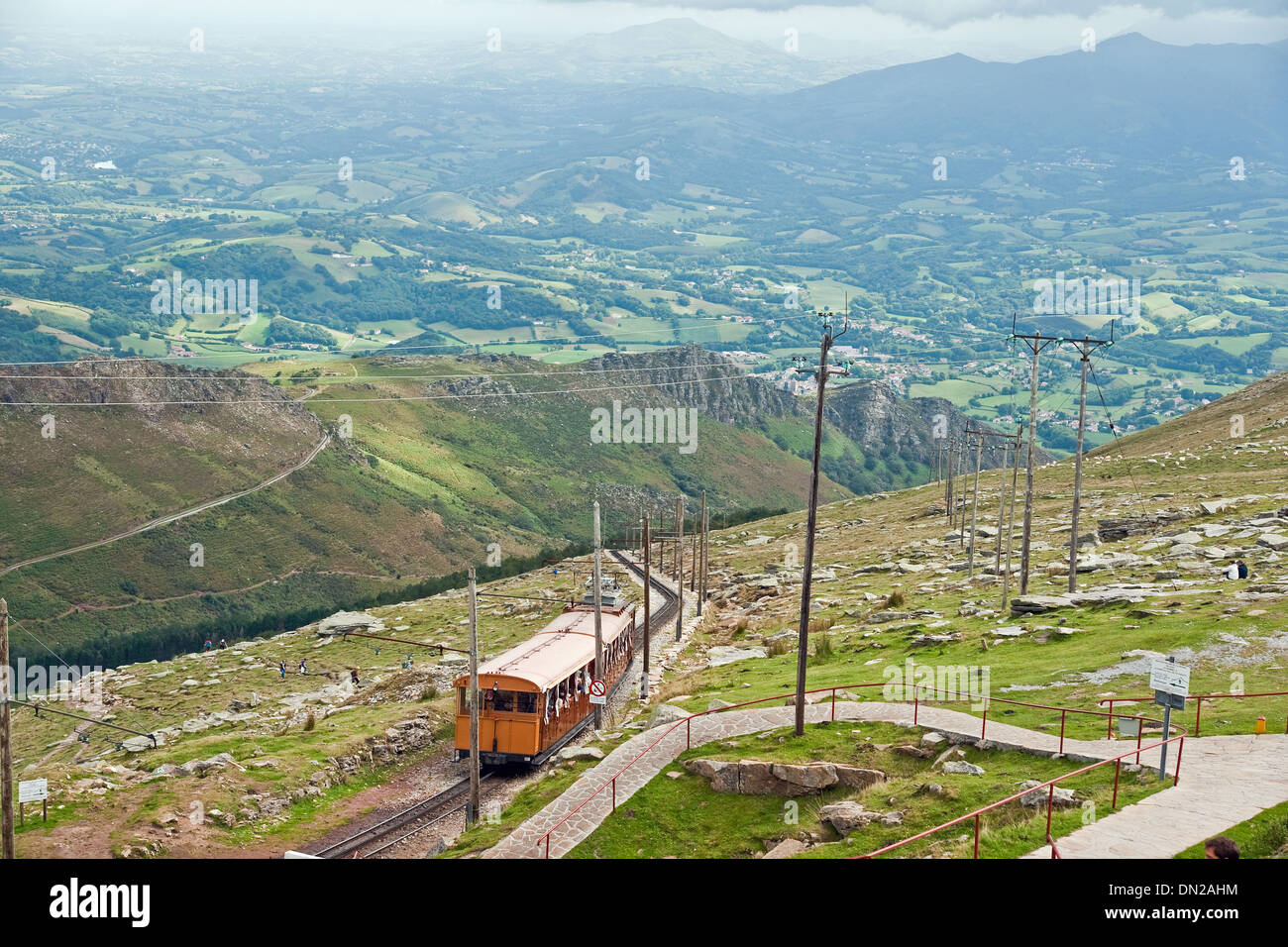 Vista dalla cima del monte La Rhune nel Paese Basco al confine tra Francia e Spagna Foto Stock