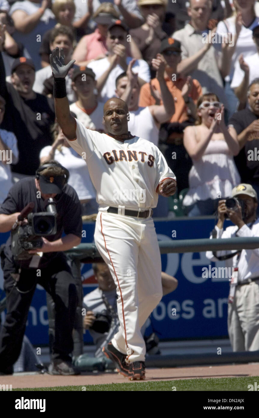 Maggio 28, 2006; San Francisco, CA, Stati Uniti d'America; Barry Bonds prende una chiamata a tendina nella quinta inning, dopo aver colpito #715 off Rockie starter Byung-Hyun Kim nel quarto inning in domenica la partita tra i San Francisco Giants e Colorado Rockies di AT&T Park di San Francisco. Credito: Foto di Jose Luis Villegas/Sacramento Bee/ZUMA premere. (©) Copyright 2006 by Sacramento Bee Foto Stock