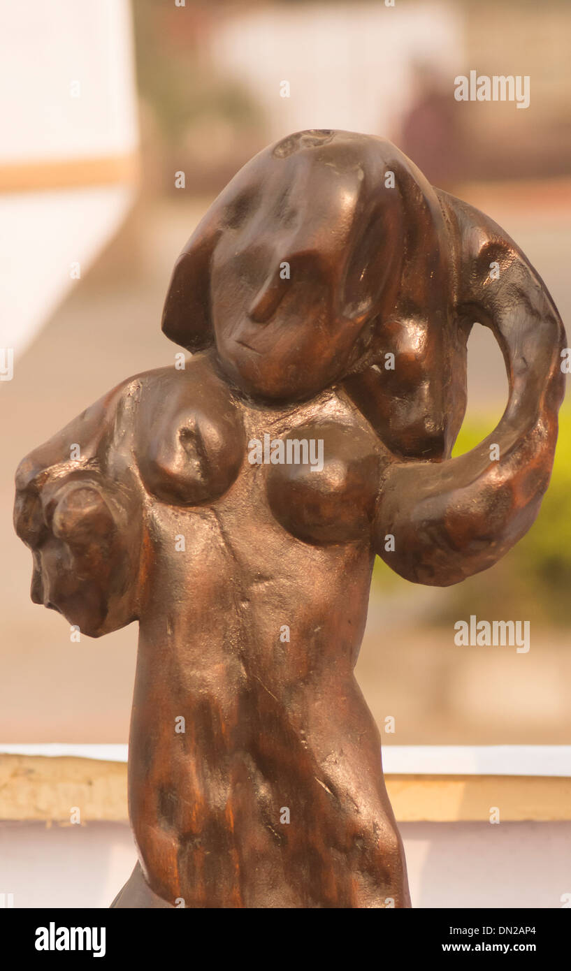 Asciugatura dei capelli artigianato in scultura in legno di una femmina Foto Stock