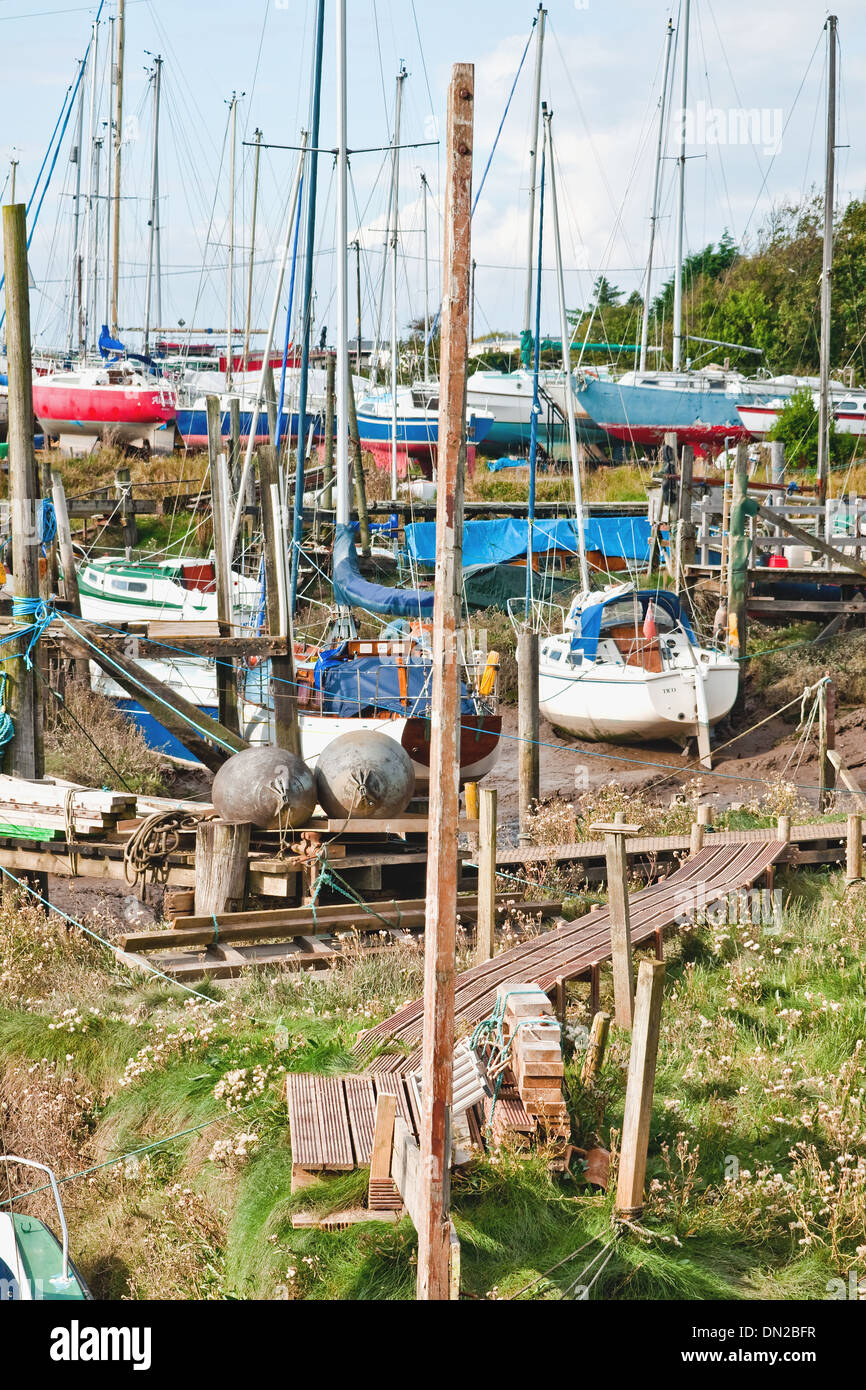 Barche e yacht attendere la marea nel loro fango cuccette in Wardley's Creek, Fiume Wyre, Hambleton Lancashire Foto Stock