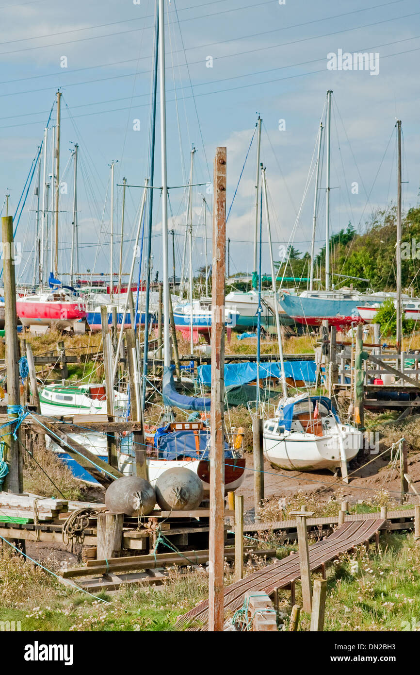 Barche e yacht attendere la marea nel loro fango cuccette in Wardley's Creek, Fiume Wyre, Hambleton Lancashire Foto Stock