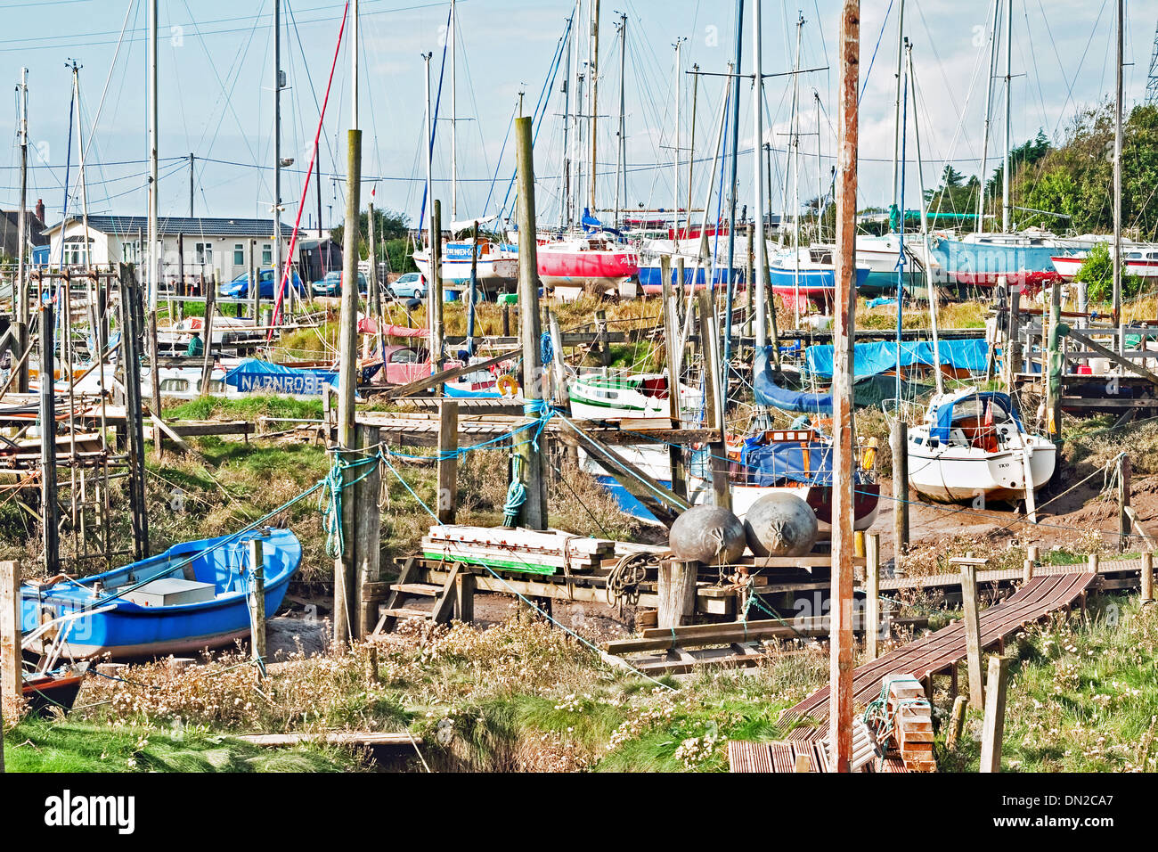Barche e yacht attendere la marea nel loro fango cuccette in Wardley's Creek, Fiume Wyre, Hambleton Lancashire Foto Stock
