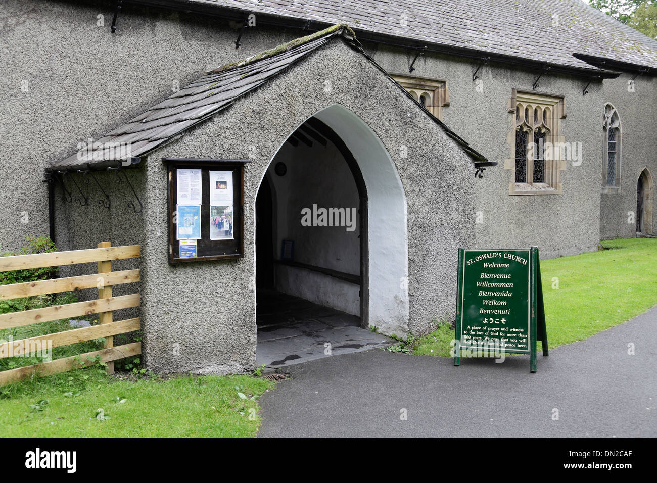 Ingresso alla chiesa parrocchiale di St Oswald nel villaggio di Grasmere nel Lake District, Cumbria, Inghilterra, Regno Unito, Foto Stock