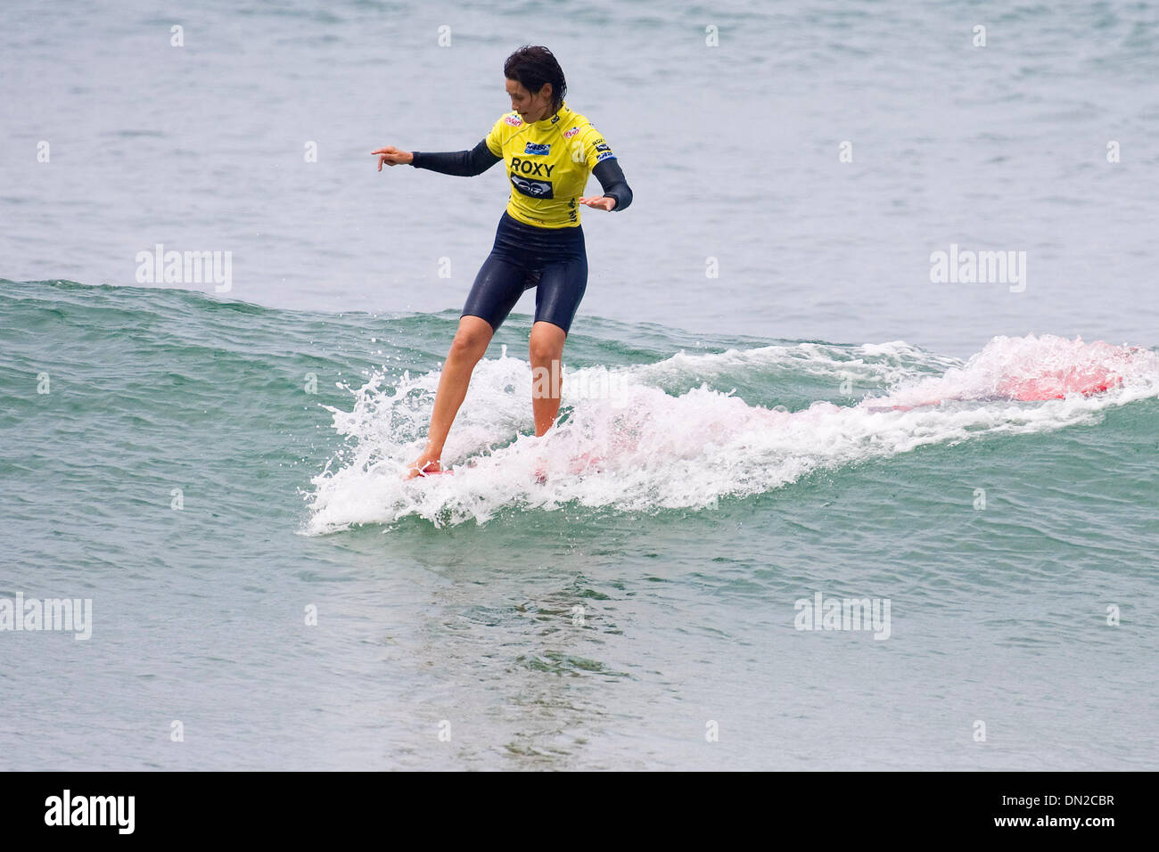 Jul 04, 2006; Biarritz, Francia; KASSIA MEADOR (Oceanside, CA, USA) ha segnato un 7.75 singola onda punteggio (al di fuori di un possibile 10 punti) negli ultimi secondi del suo turno tre calore per portarsi in seconda posizione e passate per il round 4 del Roxy WWLC oggi. Meador eliminato Estate Romero (USA) e Helene Chabeaud (Fra) dall'evento. La cerimonia inaugurale Roxy ASP donne del mondo Longboard Champio Foto Stock