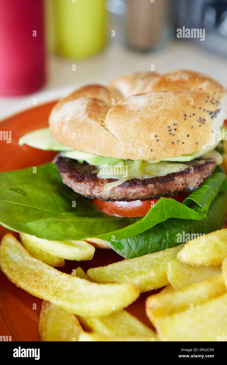 Hamburger e patatine serviti in un ristorante a cena Foto Stock