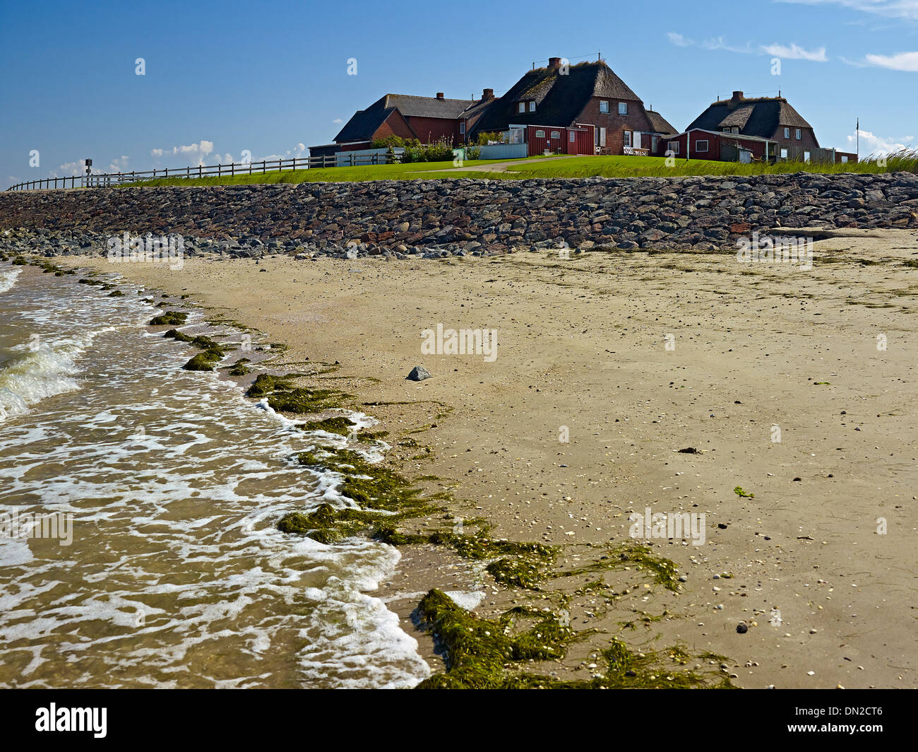 Westerwarft con spiaggia, Hooge, Frisia settentrionale, Schleswig-Holstein, Germania Foto Stock