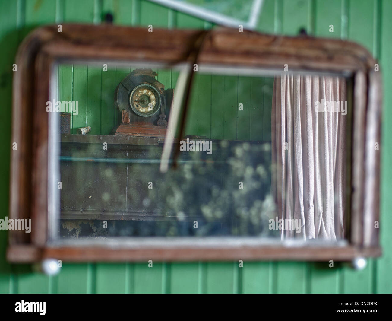 Orologio riflessa in uno specchio, North Uist, Scozia Foto Stock