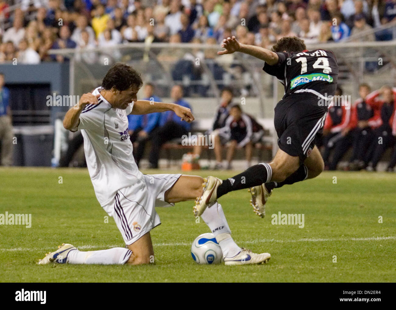 Aug 09, 2006; Seattle, WA, Stati Uniti d'America; del Real Madrid in Ruud Van Nistelrooy (L) comanda la sfera contro D.C. Regno del BEN Olsen durante la seconda metà azione della loro esposizione partita di calcio. Credito: Foto di Richard Clemente/ZUMA premere. (©) Copyright 2006 da Richard Clemente Foto Stock