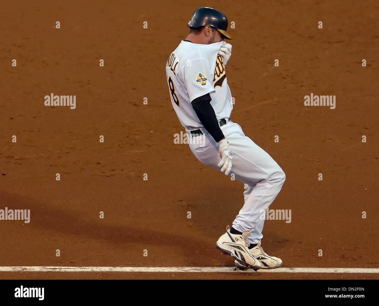 Agosto 14, 2006; Oakland, CA, Stati Uniti d'America; Oakland Athletics Jason Kendall, #18, reagisce dopo la messa a terra al primo con basi caricato alla fine del 2° inning contro i Seattle Mariners durante il loro gioco su Lunedi, agosto 14, 2006 a McAfee Coliseum. A Milton Bradley, #22, sarebbero al sicuro in un primo momento e Kielty fuori al secondo. Credito: Foto di Jose Carlos Fajardo/Contra Costa Times/ZUMA Foto Stock