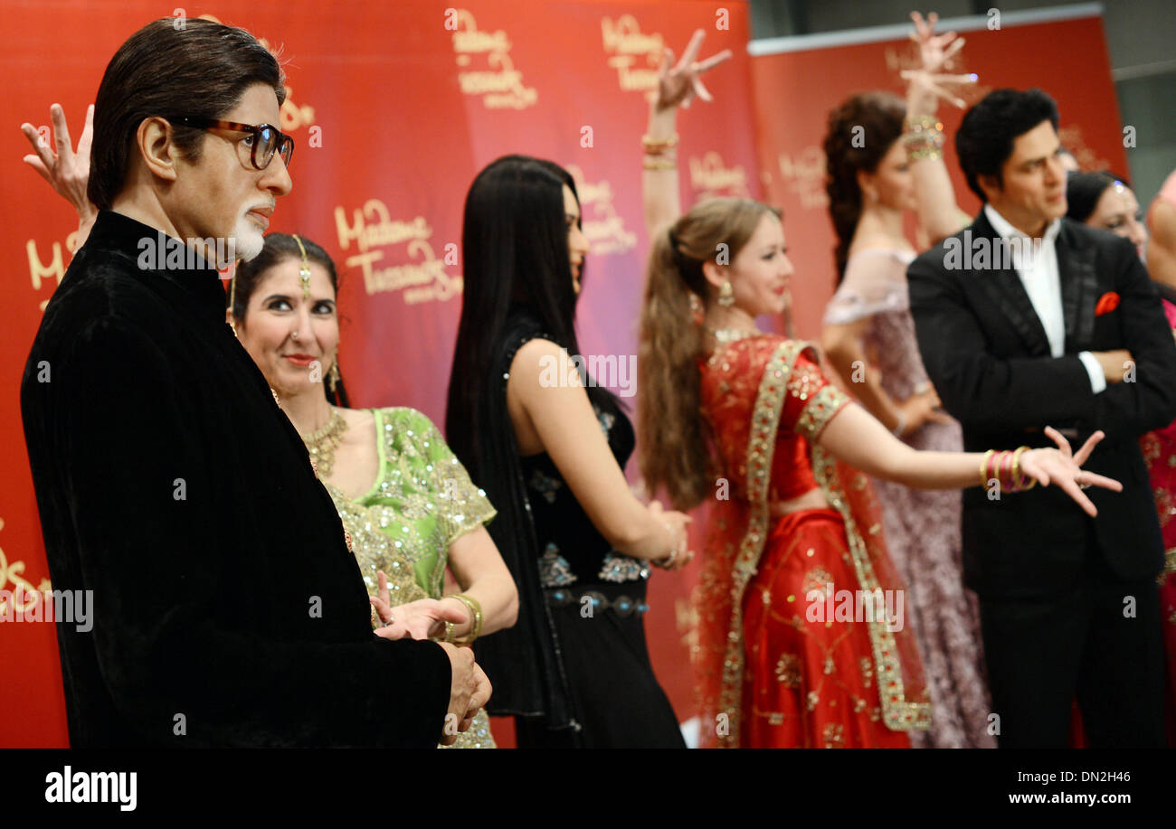 Berlino, Germania. Xviii Dicembre, 2013. Ballerini di una danza di Bollywood gruppo presente la cera figure di stelle di Bollywood Amitabh Bachchan (L), Kareena Kapoor (3-L), Aishwarya Rai (5-L) und Shah Rukh Khan (R) all'ambasciata indiana a Berlino, Germania, 18 dicembre 2013. Per i prossimi tre mesi, figure di cera di cinque stelle di Bollywood saranno esposte al museo delle cere Madame Tussauds di Berlino . Foto: Jens KALAENE/Dpa/Alamy Live News Foto Stock