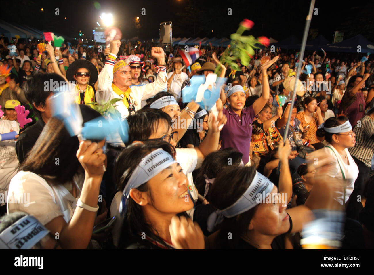 Governo anti-manifestanti durante una manifestazione contro la legge di amnistia in Samsen stazione ferroviaria a Bangkok Foto Stock