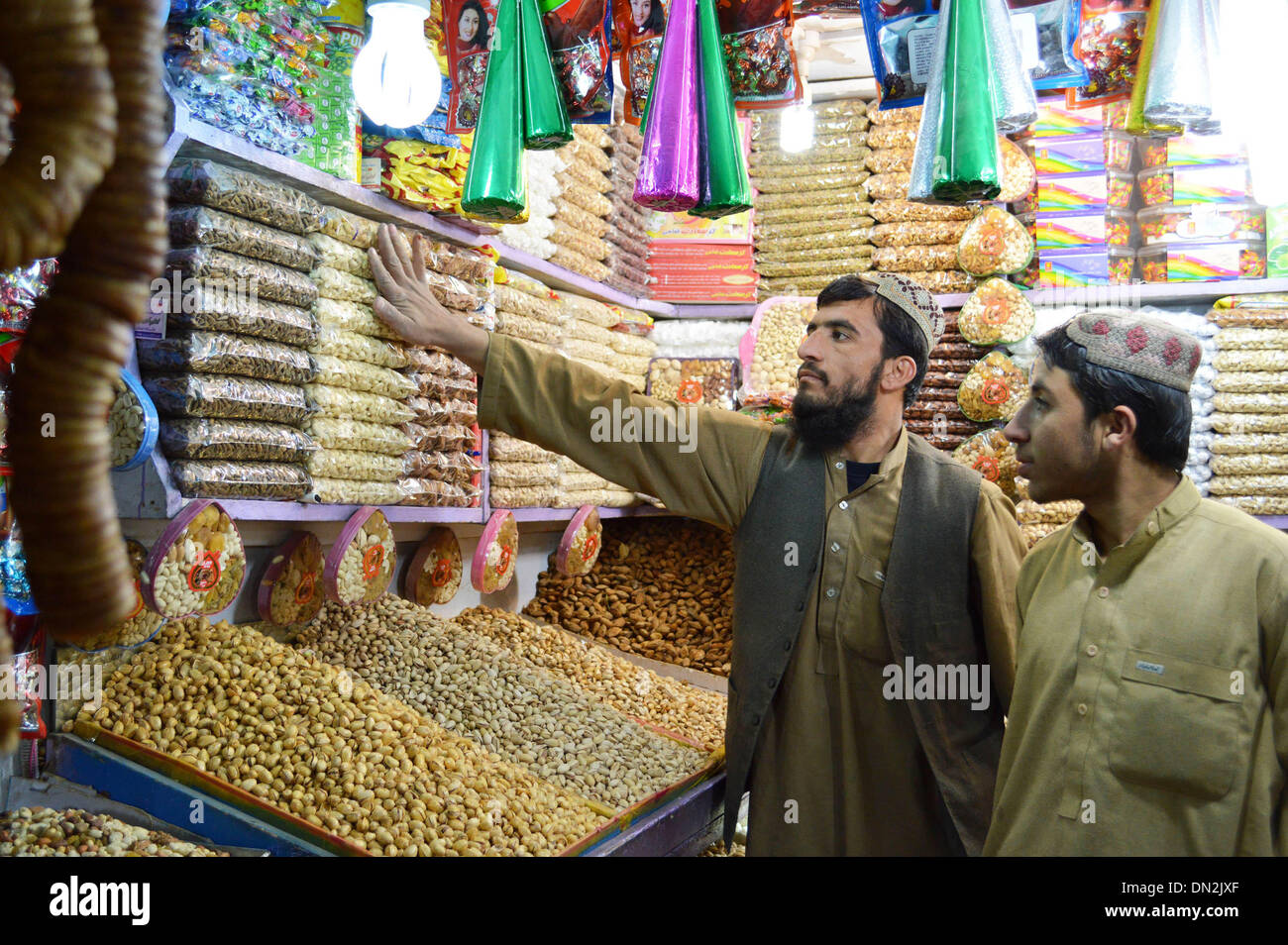Quetta. Xviii Dicembre, 2013. I clienti acquistano frutta secca a frutta secca mercato nel sud-ovest del Pakistan Quetta a Dic. 18, 2013. Frutta secca sono popolari tra la popolazione pakistana in inverno. © Irfan/Xinhua/Alamy Live News Foto Stock