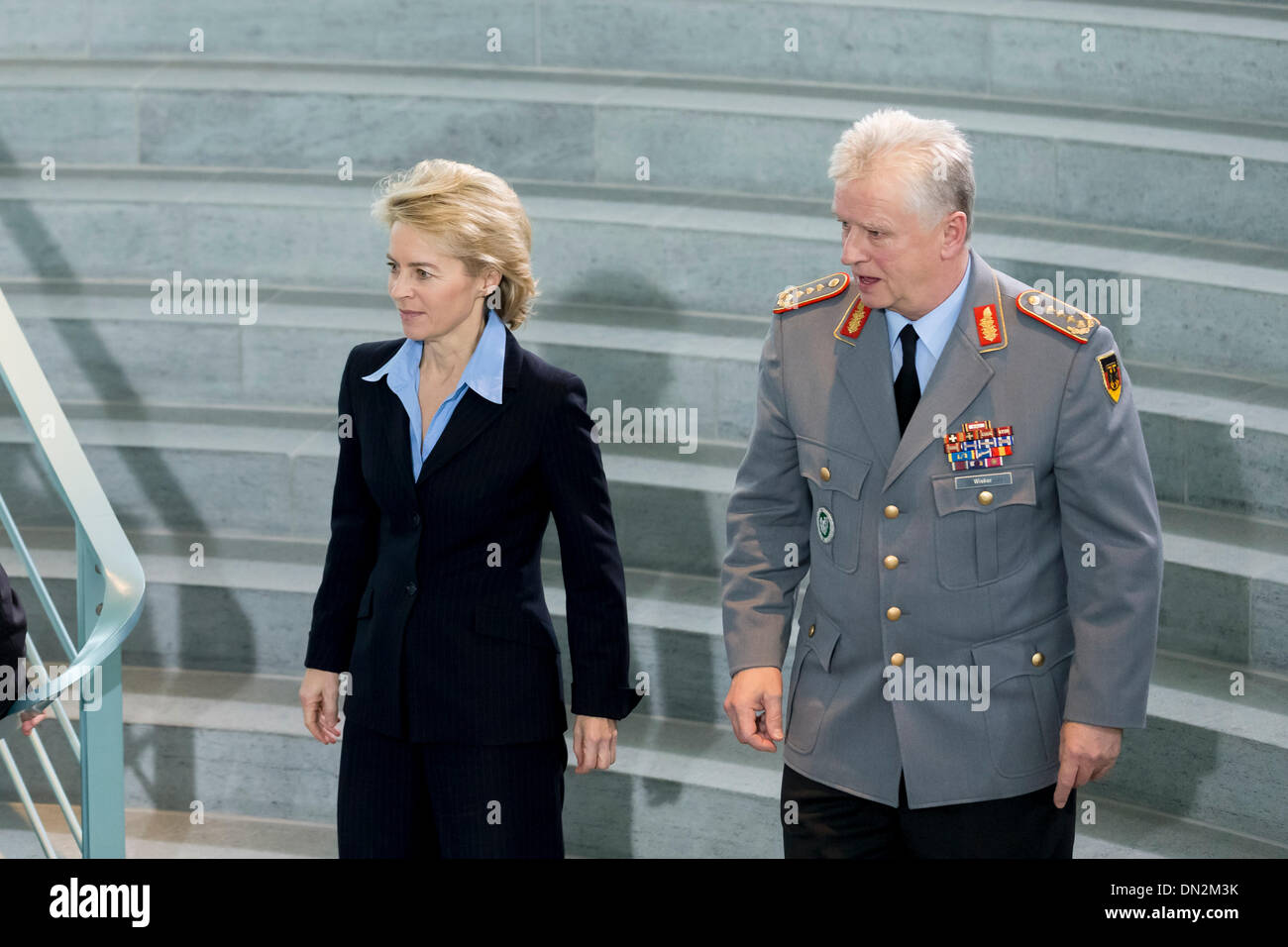 Berlino, Germania. Dicembre 18th, 2013. Il cancelliere Angela Merkel e Ursula von der Leyen (CDU), il ministro della Difesa, riceve i familiari dei soldati nonché ai poliziotti che sono nell'assegnazione degli esteri, per una conversazione di Natale presso la cancelleria di Berlino. / Immagine: Ursula von der Leyen (CDU), il Ministro della difesa, e Volker Wieker, Capo di Stato Maggiore delle Forze armate, Credito: Reynaldo Chaib Paganelli/Alamy Live News Foto Stock