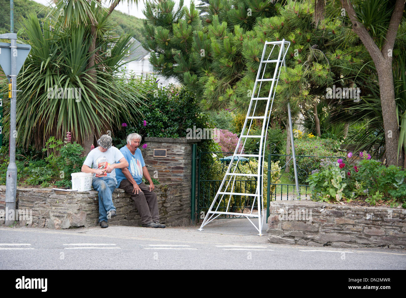 2 due uomini e una scaletta fino contro la potatura di alberi tagliati Foto Stock