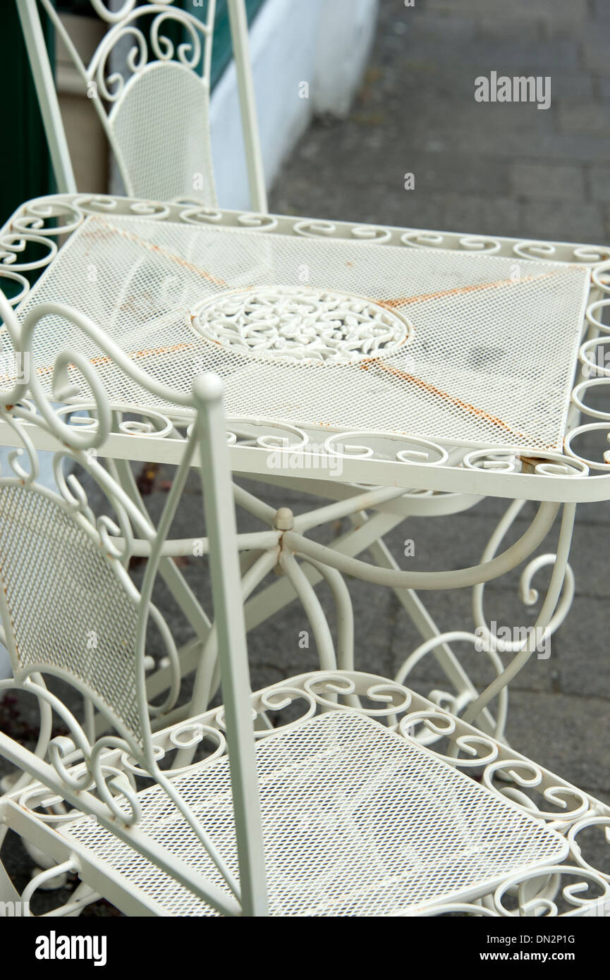 Ferro battuto decorativo tavolo e sedia dipinta di bianco Foto Stock