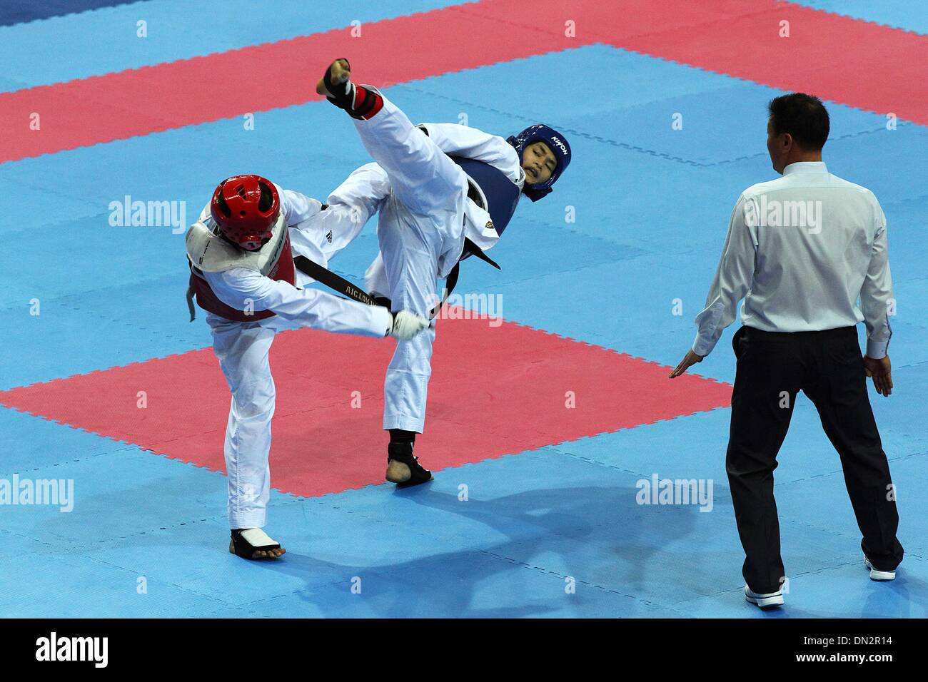 No Gen. Pyi Taw, Myanmar. Xviii Dicembre, 2013. Victoria (L) del Myanmar combatte contro gio gio Hien Pham del Vietnam durante il 62 kg donna taekwondo competetion di 27 giochi di mare a Nay Gen. Pyi Taw's Wunna Theikdi stadio al coperto, Myanmar, Dic 18, 2013. Gio Gio Hien Pham ha vinto la partita. Credito: Thet Htoo/Xinhua/Alamy Live News Foto Stock