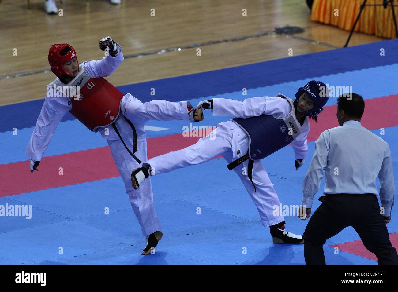 No Gen. Pyi Taw, Myanmar. Xviii Dicembre, 2013. Victoria (L) del Myanmar combatte contro gio gio Hien Pham del Vietnam durante il 62 kg donna taekwondo competetion di 27 giochi di mare a Nay Gen. Pyi Taw's Wunna Theikdi stadio al coperto, Myanmar, Dic 18, 2013. Gio Gio Hien Pham ha vinto la partita. Credito: Thet Htoo/Xinhua/Alamy Live News Foto Stock