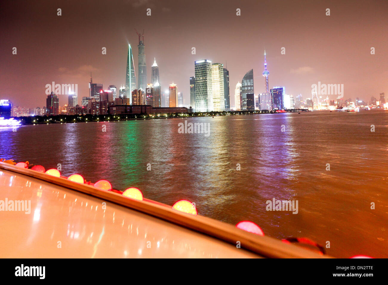 Cina; Shanghai Bund di notte sul fiume crociera sul Fiume Huangpu Foto Stock