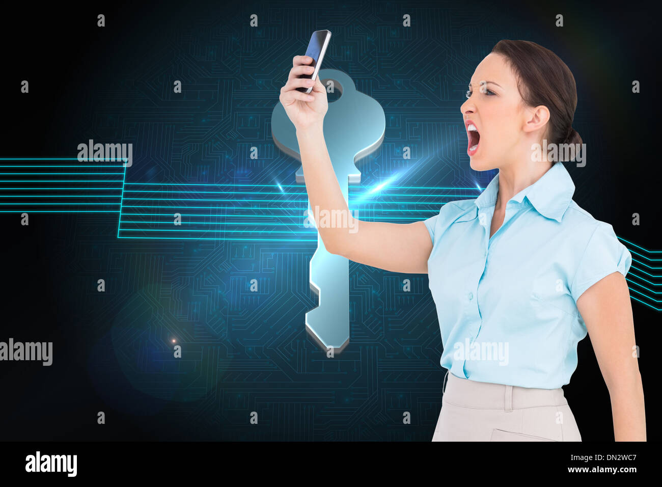 Immagine composita di angry classy imprenditrice a urlare contro il suo smartphone Foto Stock