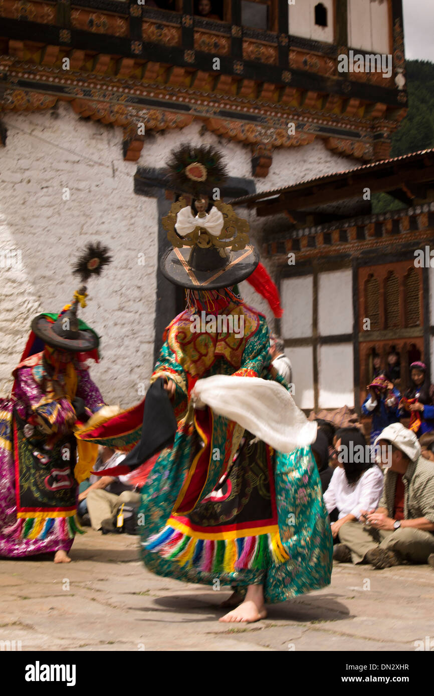 Il Bhutan, Chhoekhor, Thangbi Mani Lhakang Tsechu Festival, black hat cham ballerino di danza tercham offuscata con movimento Foto Stock
