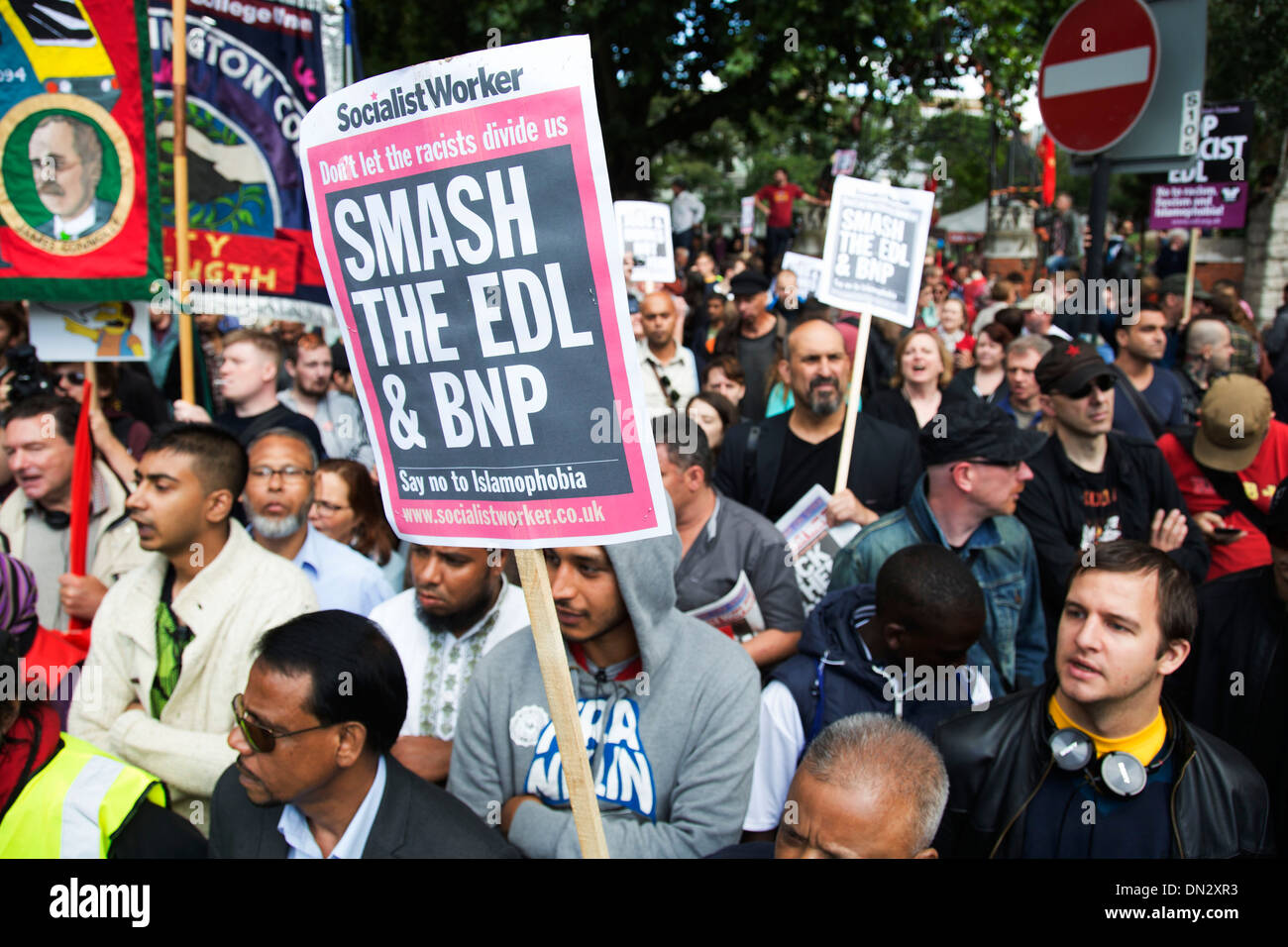 Unire le forze contro il fascismo manifestazione contro l'EDL su Whitechapel nella zona est di Londra. Foto Stock