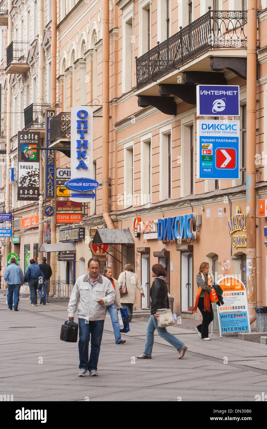 Gli amanti dello shopping sulla zona pedonale Sredny prospekt sulla Vasilevsky Island, San Pietroburgo, Russia Foto Stock