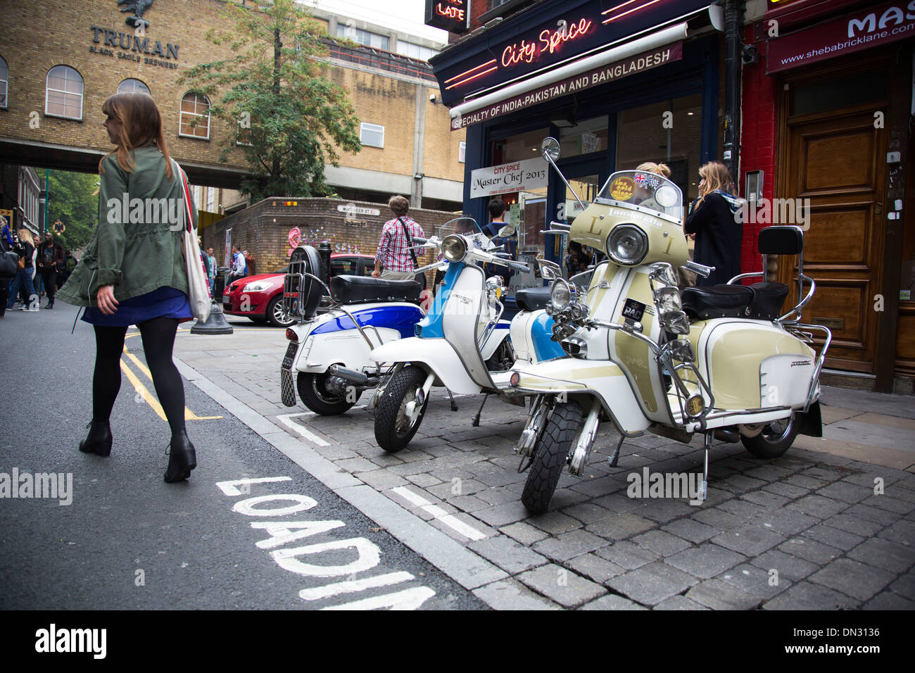 Vintage Lambretta su Brick Lane, East London, Regno Unito. Foto Stock