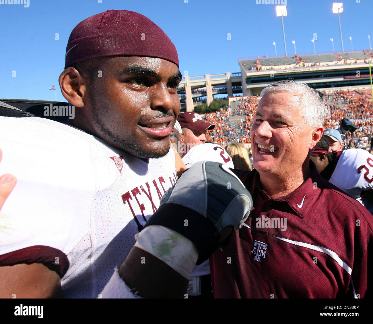 24 nov 2006; Austin, TX, Stati Uniti d'America; Aggies' headcoach Dennis Franchione celebra con Justin Warren dopo la partita con i giocatori del Longhorn venerdì nov. 24, 2006 al Texas Memorial Stadium di Austin, Texas. Il Aggies vinto 12-7. Credito: Foto di Edward A. Ornelas/San Antonio Express-News/ZUMA premere. (©) Copyright 2006 by San Antonio Express-News Foto Stock