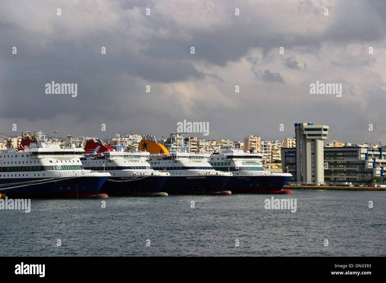 Traghetti nel porto del Pireo,Grecia,l'Europa Foto Stock