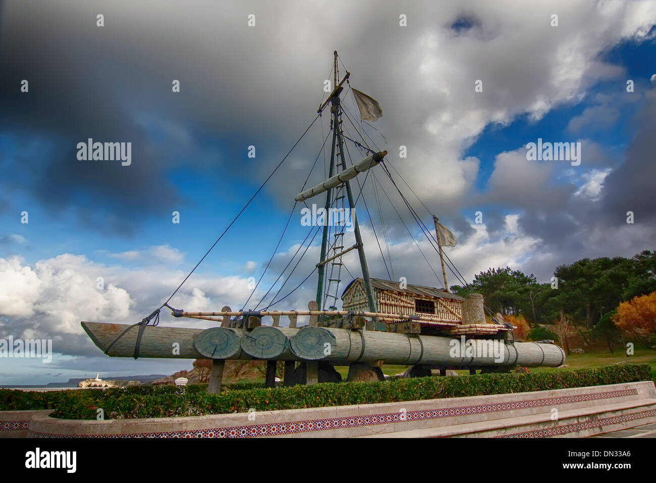 Barca a vela realizzata ​​from logs legato Foto Stock