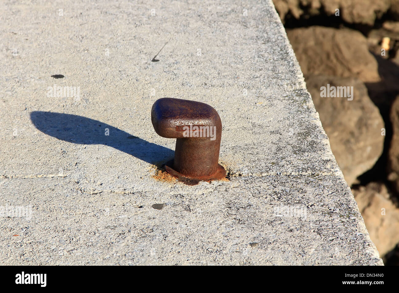 Nave di metallo ormeggi Foto Stock