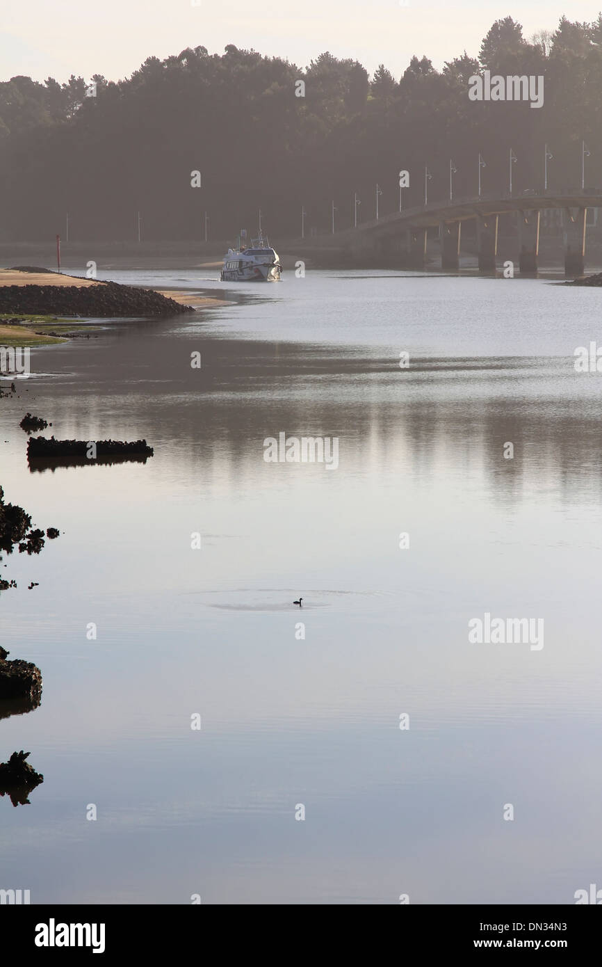Entrata a un piccolo molo per la pesca Foto Stock