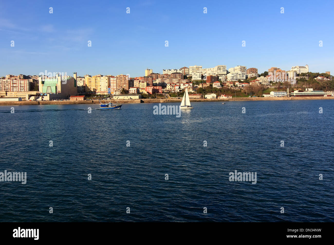 Piccole barche a vela vela bianca di fronte alla città di Santander, Spagna Foto Stock