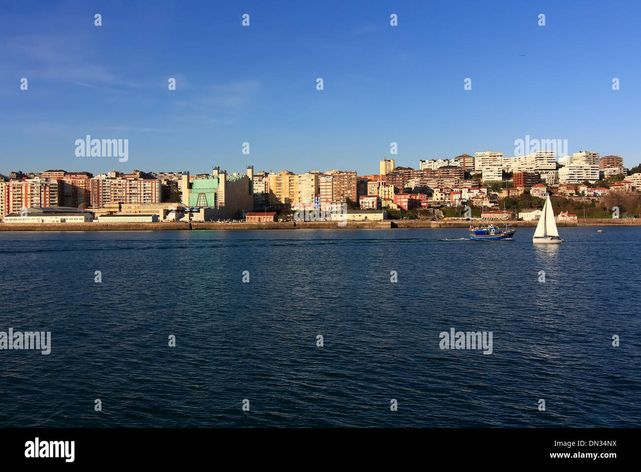 Piccole barche a vela vela bianca di fronte alla città di Santander, Spagna Foto Stock