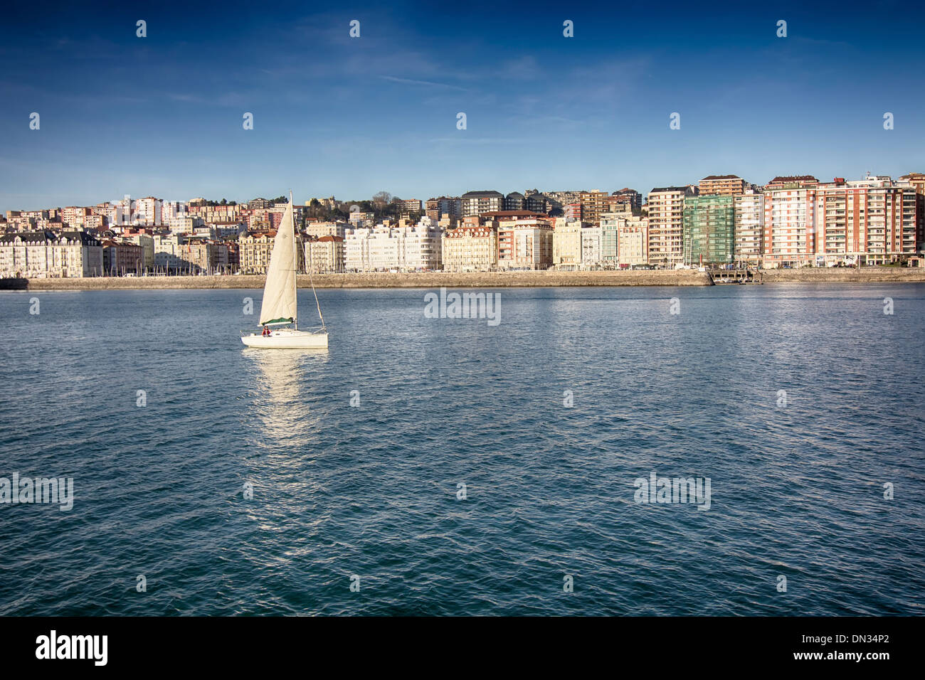 Piccole barche a vela vela bianca di fronte alla città di Santander, Spagna Foto Stock