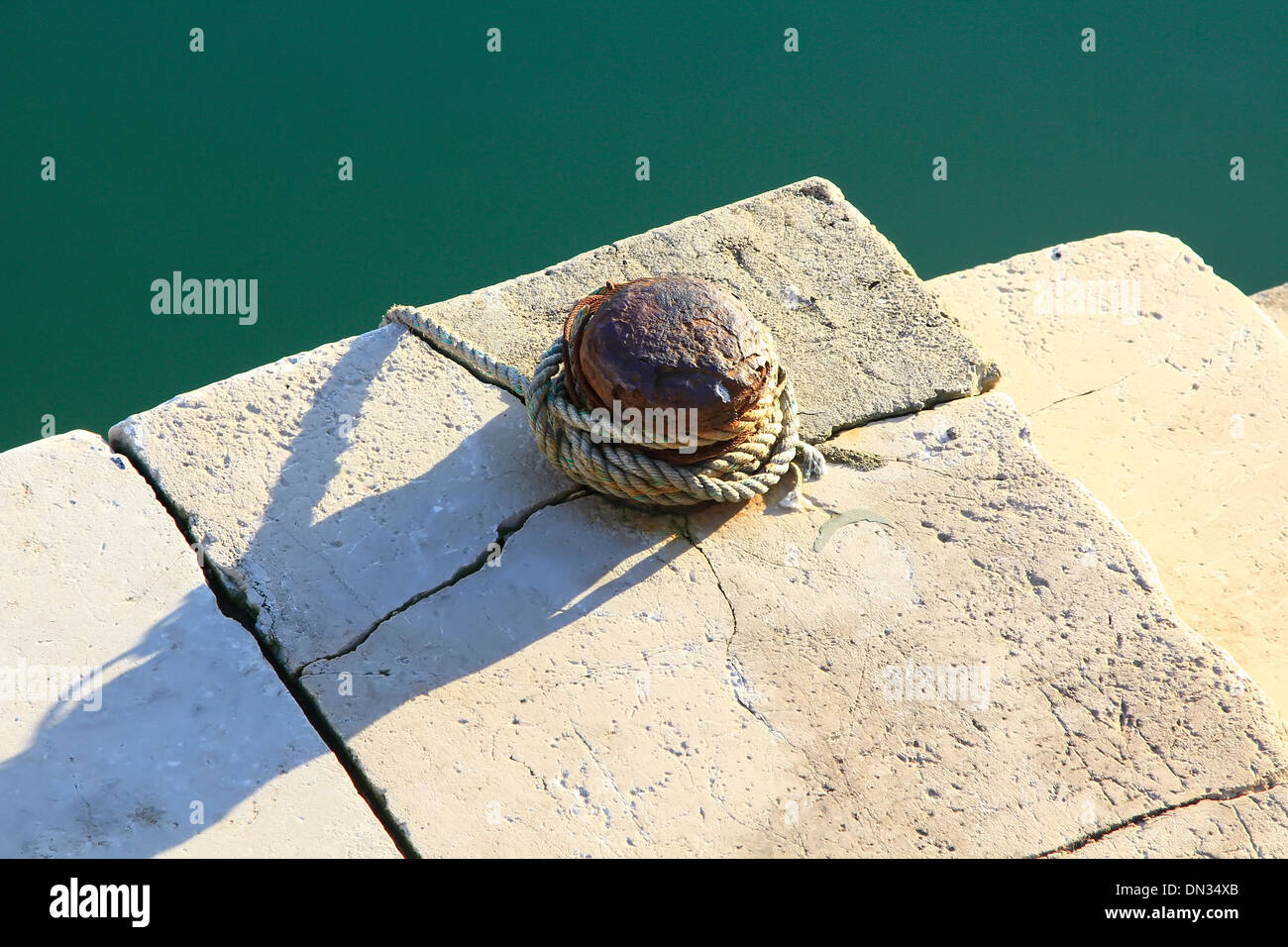 Nave di metallo ormeggi Foto Stock