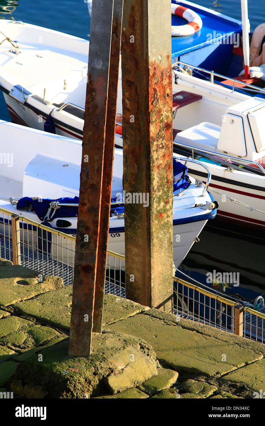 Vecchio supporto alle alghe un porto Foto Stock