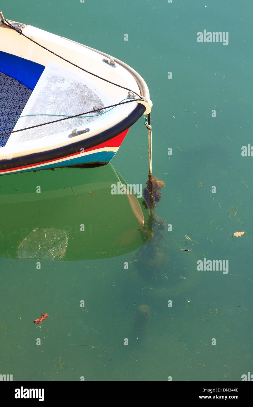 Il vecchio e piccolo inchino barca da pesca barca a remi Foto Stock