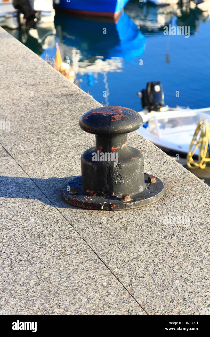 Nave di metallo ormeggi Foto Stock
