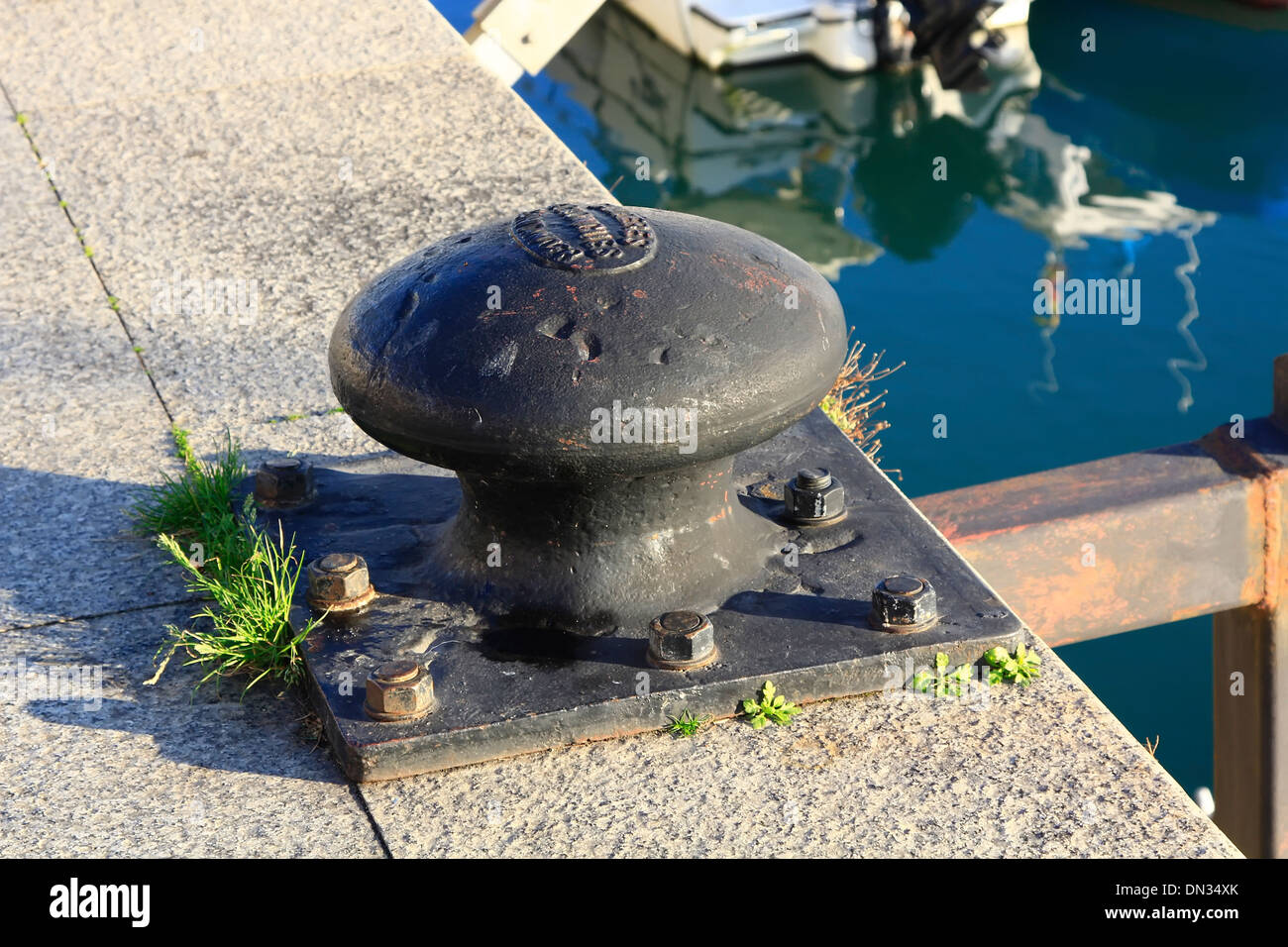 Nave di metallo ormeggi Foto Stock