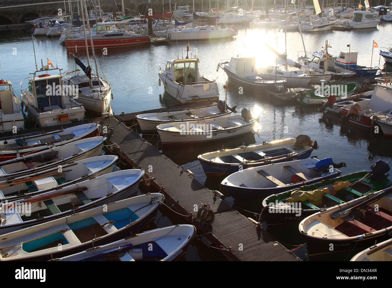 Molte le barche a remi e motore di pesca bella colori Foto Stock