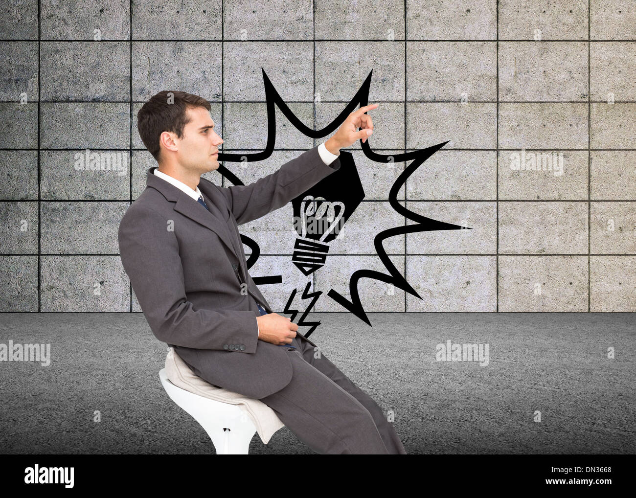 Immagine composita di imprenditore seduto e puntare il dito Foto Stock