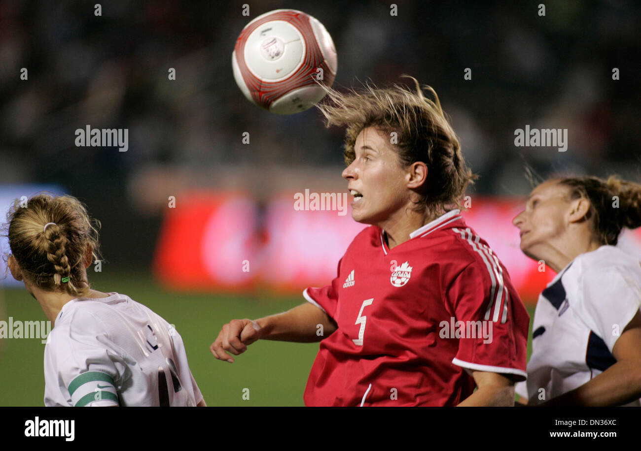 26 nov 2006; Carson, CA, Stati Uniti d'America; Canada ANDREA NEIL capi la sfera nella parte anteriore del LESLIE OSBORNE (L) e MARCI MILLER (R) degli Stati Uniti come la nazionale USA contro il Canada la squadra nazionale durante il gioco finale del 2006 CONCACAF donna Gold Cup Soccer campionati a Home Depot Center. Stati Uniti d'America ha vinto il gioco 2-1. Credito: foto di Armando Arorizo/ZUMA premere. (©) Copyrig Foto Stock