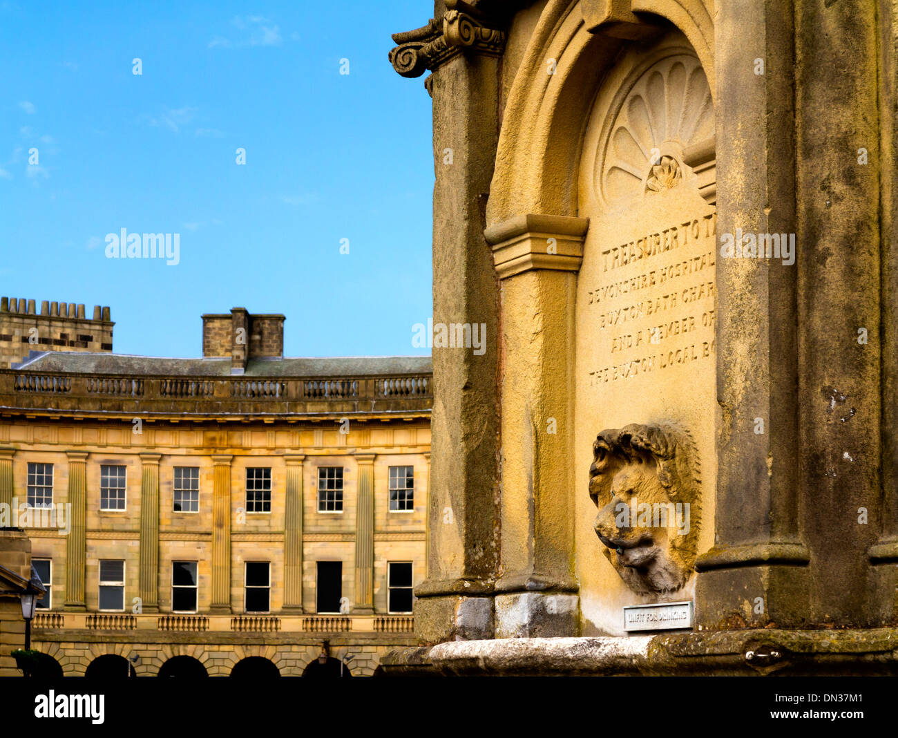 Spa tradizionali ben e Crescent edifici nel centro di Buxton una città termale nella High Peak District Inghilterra REGNO UNITO Foto Stock