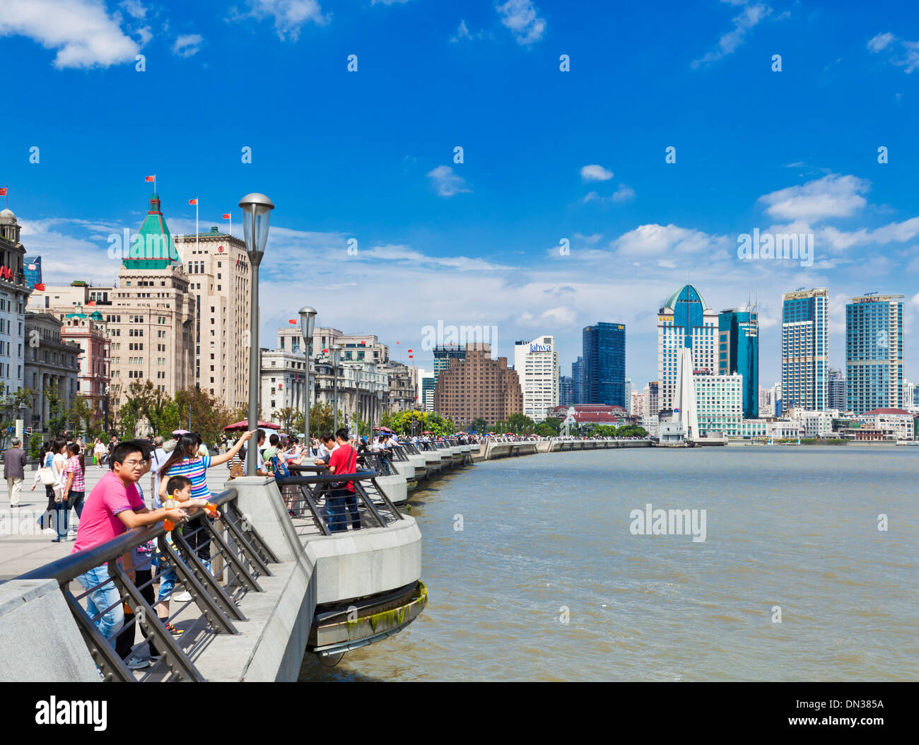 Molte persone lungo il Bund promenade Shanghai, Repubblica Popolare Cinese, PRC, Asia Foto Stock