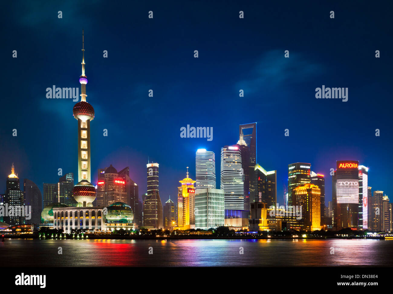 Shanghai Pudong Skyline con Oriental Pearl illuminata di notte PRC, Repubblica Popolare di Cina e Asia Foto Stock