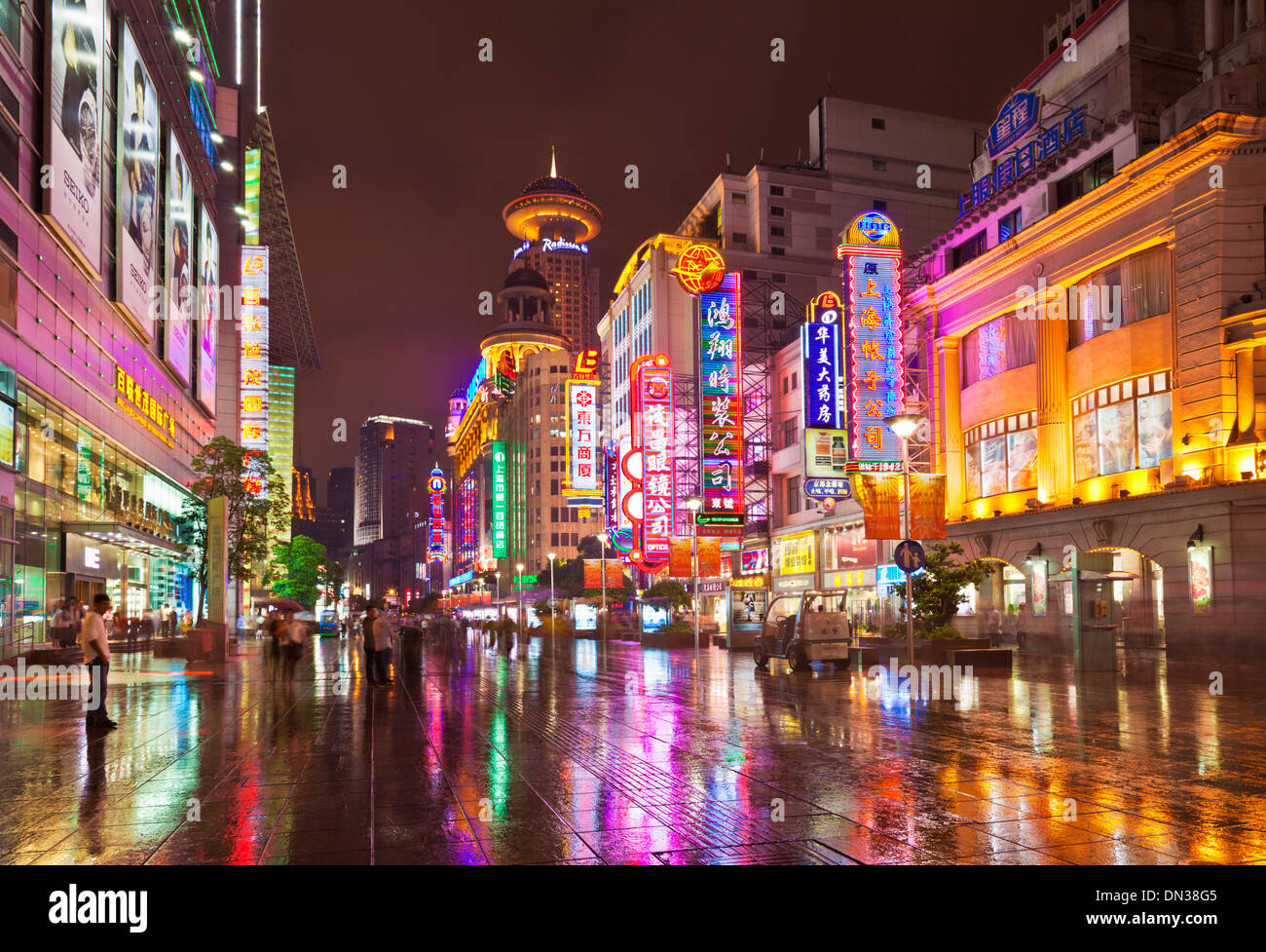 Notte tempo su Nanjing Road East, Shanghai city center, Repubblica Popolare Cinese, PRC, Asia Foto Stock