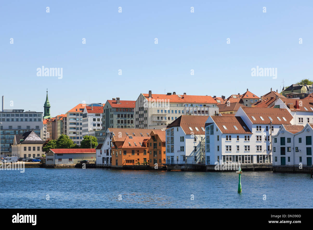 Moderni appartamenti sul lungomare che affaccia sul porto di Vågen, Bergen Hordaland, Norvegia, Scandinavia, Europa Foto Stock