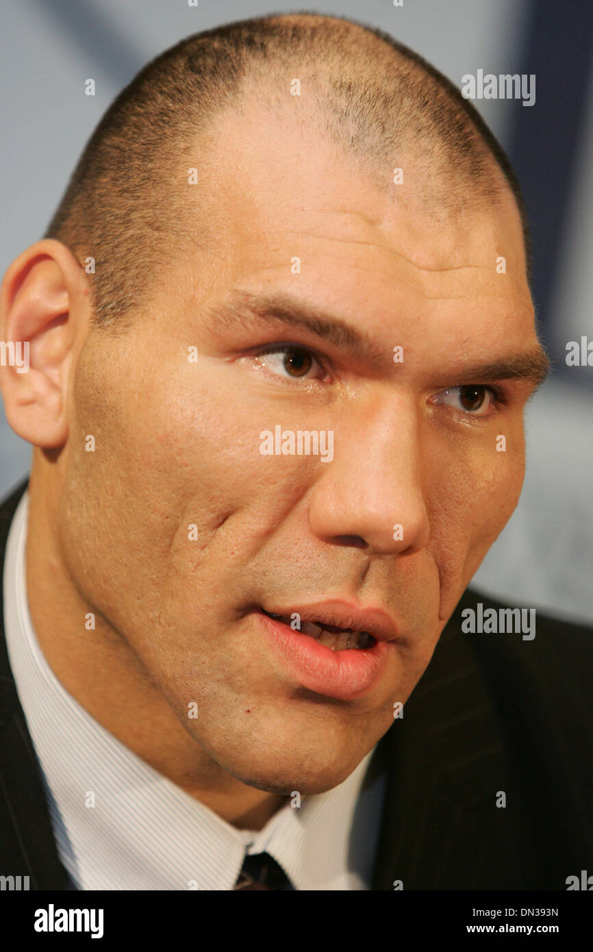 Russo di peso pesante boxer Nikolai Valuev alla conferenza stampa a Mosca.(Immagine di credito: © PhotoXpress/ZUMA Premere) Restrizioni: Nord e Sud America diritti solo! Foto Stock