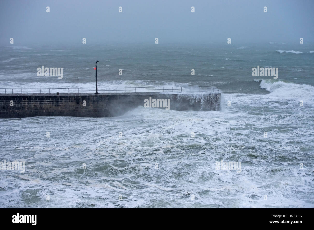 Mare tempestoso condizioni a Porthleven, Cornwall. Bob Sharples/Alamy Foto Stock